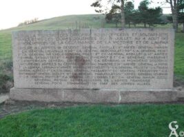 stèle 1 (à gauche du monument)
