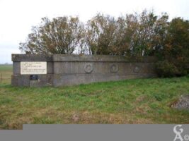 A la mémoire des tous les combattants de toutes les armées qui s’illustrèrent au Chemin des Dames ; En souvenir des immenses sacrifices consentis par nos anciens our la sauvegarde du sol sacré de la Patrie. Association des Anciens des Chars et Blindés de l’Aisne. Anciens Cavalerie et Chars de l’Aisne.