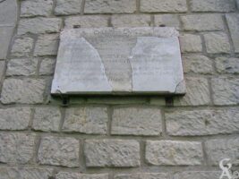 Chemin des Dames-Secteur Ste Berthe-Al'ouest fut livré un combat de titans le 25 octobre 1917 en direction de Filain. Les poilus du 285e Régiment d'Infanterie-PASSANT ARRETE  et recueille toi un instant en souvenir de nos camarades tombés à cet endroit-Cette plaque a été inaugurée le 21 juin 1931 par les survivants du régiment, la famille P. Leduc et la municipalité de Filain