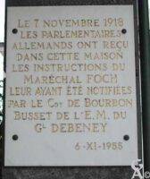 Le 7novembre 1918, les parlementaires allemands ont reçu dans cette maison les instructions du général Foch leur ayant été notifiées par le Cdt de Bourbon Busset de l'E.M. du général Debeney. 6-XI-1955