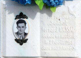 Plaque sur la tombe de B.Vassal -Cimetière de Brunhehamel - A.Demolder