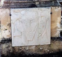 sculpture placée au bas de la stèle - nharant