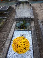 Tombe avec entourage pierre et stèle Mort pour la France - nharant