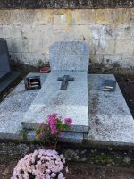 Monument avec stèle