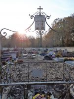 caveau entouré d'une grille famille Gourmain Devigne - nharant