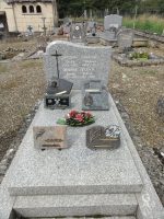 Pierre tombale avec stèle et plaques famille Henneman Serrisier Ployon -npryjmk
