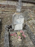 stèle avec croix sur tombe avec entourage pierre - npryjmak