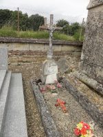 stèle surmontée d'une croix sur tombe avec entourage pierre vue globale-npryjmak