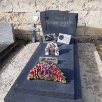 monument gris avec stèle Famille Dufour Rouyere-nharant