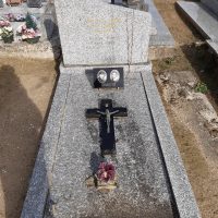 Monument avec stèle où sont inscrits les noms et croix sur la pierre - nharant