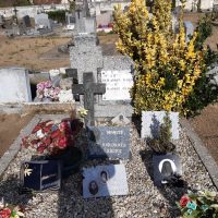 Carré avec bordures et gravillons, stèle et photos-nharant 