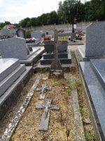 petite tombe entourée d'une bordure en pierre et surmontée d'une croix avec épitaphe ANDRE albertine - natty