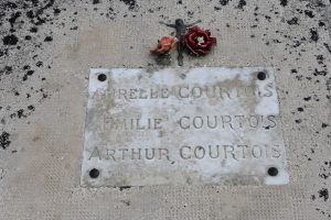 plaque scellée au milieu sur la grande dalle famille Courtois, Aurélie Emilie et Arthur Courtois - mtrannois