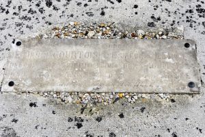 plaque scellée à gauche sur la dalle famille Courtois pour Etienne et Estelle - mtrannois