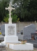 tombe avec stèle blanche et croix Maxime Josserand MPLF - natty