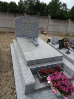 monument avec stèle et épitaphe à la mémoire de Charlemagne Brunel décédé en déportation - natty