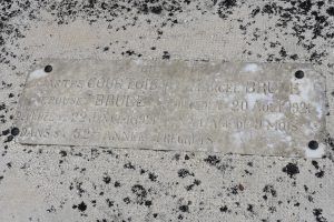 plaque Courtois Brulé scellée à droite sur la grande dalle Famille Courtois