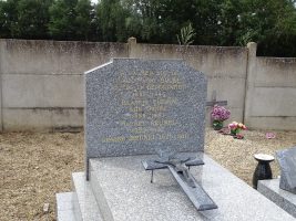 stèle sur monument avec épitaphe - natty