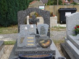 monument avec plaques Bulat Klemens - natty