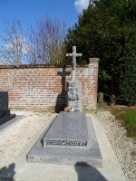 monument surmonté d'une stèle ouvragée et d'une croix - natty