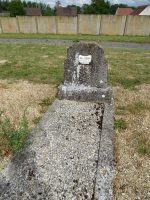 tombe individuelle gravillonnée entourée d'une bordure et surmontée d'une stèle avec plaque - natty