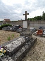monument avec stèle gravée surmontée d'une croix - nattty