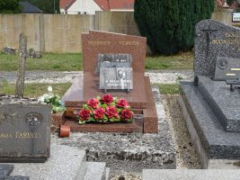 monument avec stèle gravée Poirrier Verrier - natty
