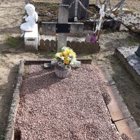 tombe gravillonnée avec bordurette et croix avec plaquue - nharant