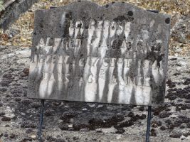 plaque avec epitaphe sur pierre tombale - natty