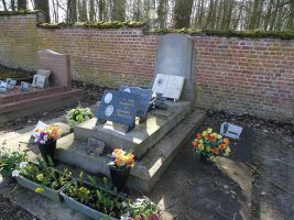 monument avec stèle famille Deballe Gilles et Lesage Deballe avec plaques et photos - natty