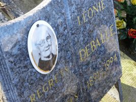 plaque avec photo sur monument familles Deballe Gilles et Lesage Deballe - natty