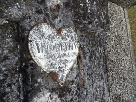 inscription dans un coeur sur la croix scellée sur le monument - natty