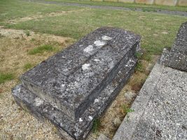 monument gris en mauvais état avec croix scellée - natty