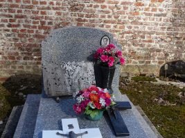 Monument bleu avec stèle marquée Famille We--e Lewandowski (le premier nom est caché par les fleurs) - natty