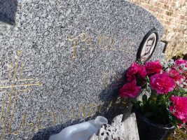 stèle gravée avec photo d'un jeune homme - natty