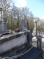 monument avec stèle gravée entouré de 4 piliers avec chaines -natty