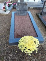 tombe individuelle entourage pierre et gravillon, avec stèle gravée - nharant