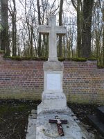petite tombe en pierre avec croix posée dessus, avec une stèle gravée surmontée d'une croix - natty