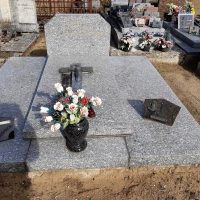 grand monument avec stèle gravée - nharant