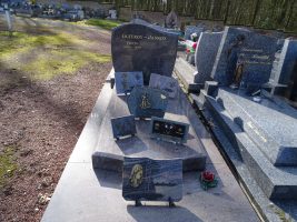 monument bleu avec stèle gravée Pierre Jasnos - natty
