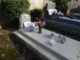 monument avec sstèle et plaque - natty