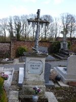 petite tombe en pierre avec stèle gravée surmontée d'une croix ouvragée en metal - natty
