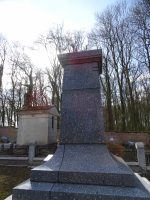 monument avec grand pilier stèle gravé - natty