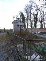 tombe avec entourage fer ouvragé et croix sur laquelle est apposé la plaque - natty