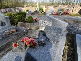monument bleu avec stèle gravée Trocmé Piette - Natty