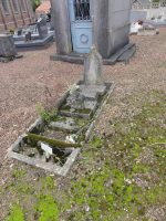 petite tombe avec stèle en mauvais faisant l'objet d'une procédure de reprise de concession - Natty