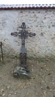 Croix en metal sur laquelle est fixé une plaque gravée - natty
