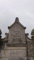 monument sculpté sur le mur du fond-natty