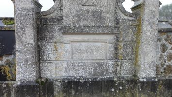 gravure C CRUX sur le mur de la sépulture - natty
