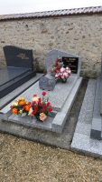 monument pierre bleue avec plaque noire gravée sur la stèle - natty